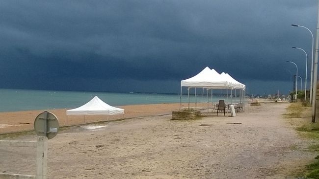 Tente pliante près de la plage